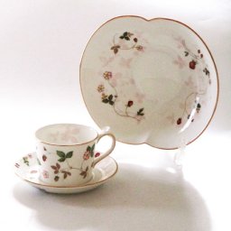 ウェッジウッドWEDGWOOD　ワイルドストロベリー　パステルピンク・カップ＆ソーサー、マリアージュボウル３点セット【御結婚御祝・内祝・新築御祝・還暦御祝・御礼・寿・ギフト包装可能】