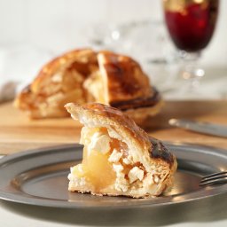 りんごの酸味と甘味を楽しむプレミアム白金アップルパイ チーズ 4号 スイーツ 冷凍 アップルパイ ホール パイ 焼き菓子