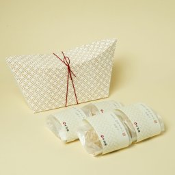 松笠もなか（粒餡入）4個入【お中元】／最中 モナカ 粒あん つぶあん あんこ 国産大納言小豆 和菓子 お菓子 結婚祝い 結婚内祝い 出産祝い 出産内祝い 還暦祝い 古希祝い 喜寿祝い 誕生日 御礼 記念品 手土産 お見舞い 快気祝い 長寿祝い お供え 法事 お返し 祖父 祖母 父 母 両親 孫 敬老の日