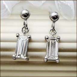 【限定入荷/店長企画】pt900【0.5ct】エメラルドカット ダイヤモンドピアス『スウィングピアス』［SIクラス Hカラー 保々無色透明］-美の存在感が艶やかな女性へ導く-【送料無料】    LP-761A