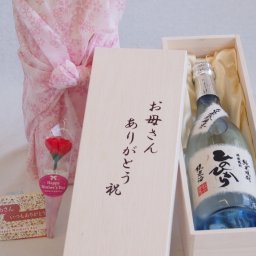 母の日 お母さんありがとう木箱セット 恒松酒造 自家栽培米純米焼酎ひのひかり (熊本県) 720ml 母の日カードとカーネイション付