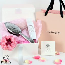 JILL STUART(ジルスチュアート) 【ヘアケア美髪ギフトセット】　くし＆フレグランススプレー（ラッピング済）【季節のダリアコサージュ】コスメ 化粧品 デパコス ギフト プレゼント ブランド 高級 女性 人気 ラッピング ブーケ 母の日 ホワイトデー クリスマス 誕生日 キット コフレ 彼女 記念日 女友達 感謝 ジル ヘアブラシ