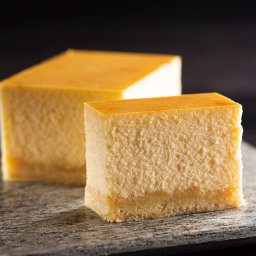 ベイクドチーズケーキ プレーン＆ピスタチオ 2個セット【敬老の日 お歳暮 贈答 手土産 結婚祝い 内祝い 家族 親戚 友達 お返し 誕生日 感謝　ホテル 京王プラザホテル 洋菓子 チーズケーキ 冷凍ケーキ】