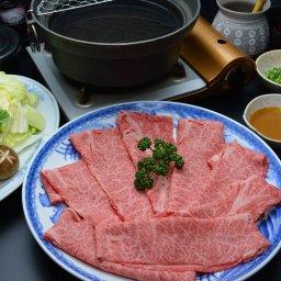 松阪牛しゃぶしゃぶ ロース肉 肩ロース肉 300g 国産 和牛 すき焼き用 牛肉 冷凍 ブランド牛 お祝い 株式会社まるよし 三重県