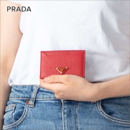 プラダ PRADA 1MC208 QHH F068Z カードケース レディース ファッション小物 レザー 名刺入れ 定期入れ パスケース コンパクト 就職祝い 薄型 仕事 ビジネス メタルロゴ プレゼント ギフト 贈り物 シンプル 誕生日 記念 お祝い レッド