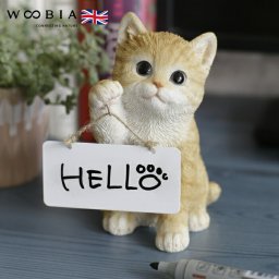 かわいい 置物 高さ16.9cm 右手でボードを持つ茶トラ白猫 woobia ウービア おしゃれ ガーデン インテリア トイレ オブジェ 可愛い プレゼント 北欧 玄関 雑貨 動物 モダン 面白い 庭 ギフト 屋外 家 リアル 玄関先 卓上 ガーデンオーナメント ガーデニング
