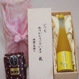 贈り物いつもありがとう木箱と珈琲豆セットオススメ珈琲豆(特注ブレンド200g)篠崎 馬路村のゆず、はじめましたゆず梅酒 (福岡県) 500ml