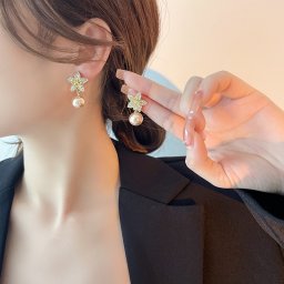 ラインストーン ピアス フラワーピアス フラワー モチーフ 花 スタッド スタッズ ストーン 韓国 キラキラ 結婚式 パーティー