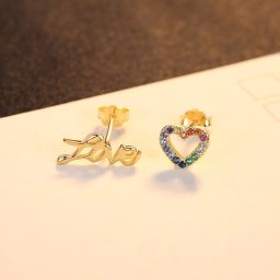 ピアス 両耳用 キュービックジルコニア マルチカラー シルバー925 イエローゴールド スタッド 可愛い かわいい モチーフ ハート はーと カラフル 文字入り love hze022