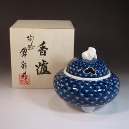  有田焼 陶芸家 藤井錦彩作 染錦青海波文様 香炉 木箱入り（父の日・母の日・還暦祝い・敬老の日・定年退職・陶器・伝統工芸・香炉）