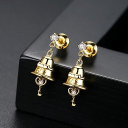 ピアス 両耳用 キュービックジルコニア 真鍮 ホワイト イエローゴールド シルバー 人気 スタッド 揺れる ゆれる ぶら下がり 可愛い かわいい モチーフ 鐘 e18041628