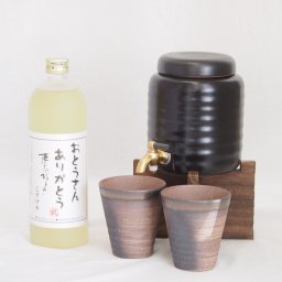 父の日 本格焼酎サーバー1000cc(18cm×24cm 1kg)三重県萬古焼き備前金彩ペアカップ(200ml×2個)井上酒造 おとうさんありがとう樫樽熟成本格麦焼酎 (大分県) 720ml×1本