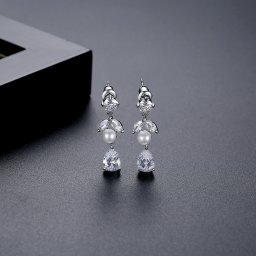 ピアス 両耳用 レディース キュービックジルコニア ホワイト 真鍮 シルバー e21100753