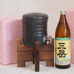 国産美濃焼 焼酎サーバー1200cc木代付セット(13.5×15.5cm 1.6kg)三岳酒造 本格芋焼酎 屋久島産三岳 (鹿児島県) 900ml