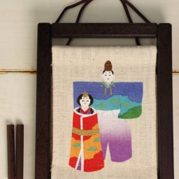 四季を感じる 季節を飾る ミニ 木枠 タペストリー　『立雛』　送料無料（ゆうパケット） 春　麻　インテリア　和風 季節感 海外土産　お雛様　ひな祭り