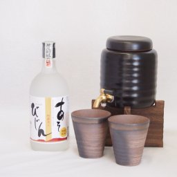 本格焼酎サーバー1000cc(18cm×24cm 1kg)三重県萬古焼き備前金彩ペアカップ(200ml×2個)瑞鷹 純米焼酎 あそびじん (熊本県) 720ml×1本