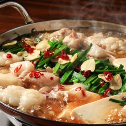 近江牛もつ鍋セット【ホルモン・豚バラ各300g・鍋スープ】（3～4人前）母の日 父の日 近江牛 誕生日 記念日 内祝い 結婚祝い 出産祝い 卒業祝い 就職祝い 合格祝い 日本三大和牛 ギフト 贈り物 和牛 お中元 お歳暮【送料無料※一部地域を除く】