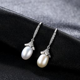 ピアス 両耳用 キュービックジルコニア 淡水パール シルバー925 ホワイト シルバー フック 中粒 揺れる ゆれる 上品 エレガント 大人 ニッケルフリー pe0155