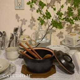 1-2W studio m’ スタジオエム ラグーL[陶器 土鍋 1.5L ポット 耐熱陶器 ガス対応 直火 ガス オーブン 両手鍋 シチュー鍋 スープ シチュー 鍋 陶器鍋 おしゃれ オーブン調理 電子レンジ 対応 レンジ対応 2～3人用]