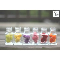 大地農園「ボトルインフラワー　センニチコウ　千日紅　6色選べる　6本セット　4輪ずつ　スクエア50ml」プリザーブドフラワー　プリザ　ハーバリウム　小花 ドライフラワー ハーバリウム アロマワックスバー サシェ キャンドル 花材