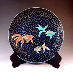 【有田焼 陶芸家 藤井錦彩作】有田焼美術品 鉄釉金彩金魚絵飾り大皿 文字入れ可能な木箱入り（伝統工芸品・絵皿・飾皿・法人ギフト）