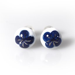 伊万里焼おしゃれピアス。 耳元に個性が光る。【工房限定オリジナル商品】　結婚20周年　磁器婚式　母の日　おしゃれ　　贈り物　退職記念　贈り物　作品 外国人　お土産　プレゼント　記念品 アクセサリー　陶器　磁器　ギフト　誕生日プレゼント　和風 