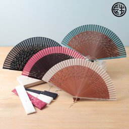 【手書き名入れ無料】 扇子 女性 レディース 桐箱入り 送料無料 扇子袋セット ローズ 母の日 敬老の日 誕生日 名前入り プレゼント by 結納屋 長生堂