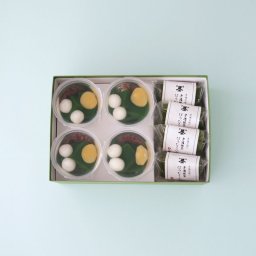お茶屋の宇治抹茶ゼリー4個と宇治抹茶ばうむくーへん（カット）詰合せ／抹茶ゼリー バームクーヘン バウムクーヘン あんみつ 和菓子 洋菓子 お菓子 焼き菓子 抹茶スイーツ 誕生日 記念日 結婚祝い 出産祝い 新居祝い 退職祝い 還暦祝い 古希祝い 喜寿祝い 内祝い お返し 祖父 祖母 父 母 両親 お中元 父の日【出来立てを発送】