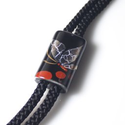 【工房限定オリジナル商品】伊万里焼　ループタイ[送料無料]メンズ　レディース 男女兼用 黒色　ベース　蝶　プラチナ合金　焼付けデザイン　人気商品　退職記念　贈り物　作品 外国人　お土産　プレゼント　記念品 アクセサリー　陶器　磁器　ギフト　誕生日プレゼント　記念日　敬老の日 還暦 喜寿 古希 退職祝い　父の日　母の日　和風 
