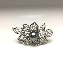 真珠 ブローチ パール 黒蝶真珠 11.03mm グレー シルバー 植物 フラワー 67371 イソワパール