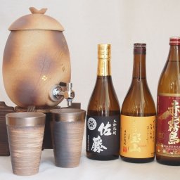 信楽焼・明山窯　焼酎サーバー　火色金小紋　2200ｃｃ(滋賀県)+萬古焼・備前金彩焼酎ペアカップ(三重県)+芋焼酎 赤霧島 900ml 佐藤黒 富乃宝山 720ml