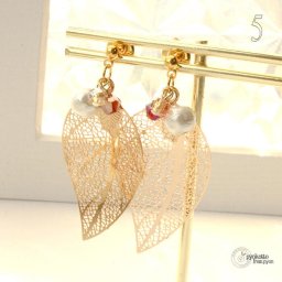 葉っぱ コットンパール ピアス 金属アレルギー 樹脂ピアス イヤリング アクセサリー かわいい 送料無料 大ぶり ゴールド ギフト プレゼント 女性 大きめ パール 赤 大人かわいい