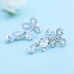 ピアス 両耳用 キュービックジルコニア 真鍮 ホワイト マルチカラー イエローゴールド シルバー スタッド メレ 揺れる ゆれる 大きめ 大ぶり カラフル 花 e16110102