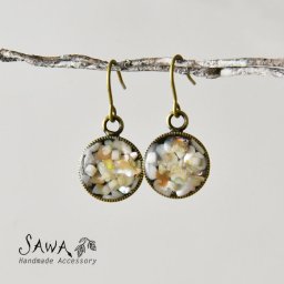 【SAWA サワ】ドライフラワー + シェルパーツ 樹脂ビーズ ピアス (P-61)レディース アクセサリー イヤリング 両耳用 花 アンティーク ナチュラル シンプル ゴールド ハンドメイド 作家 プチギフト プレゼント 30代 40代 50代 60代 母の日 クリスマス ギフト プレゼント