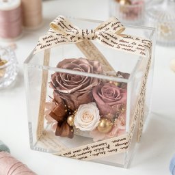 桜色の春モデル大好評 クリアケース入り プリザーブドフラワー アクリルキューブ シュシュ カーネーション 入り ギフト 誕生日 退職祝い 結婚祝い 結婚記念日 プリザーブド フラワー 記念日 プレゼント 贈り物 お祝い ブリザードフラワー ブリザーブドフラワー バラ 花 おしゃれ 女性 還暦祝い 還暦 喜寿 古希 米寿 60代 カーネーション お彼岸 ハロウィン