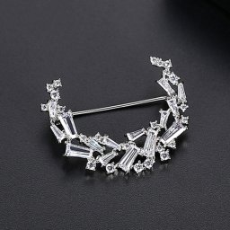 ブローチ キュービックジルコニア 真鍮 ホワイト シルバー 大人気 上品 エレガント おしゃれ 可愛い かわいい モチーフ 月 ムーン moon 重ね付け レリーフ x190406