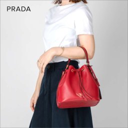 プラダ PRADA 1BE032 2A4A F068Z ハンドバッグ レディース バッグ レザー バケットバッグ ショルダーバッグ 斜め掛け 肩掛け 軽量 お出掛け 旅行 おしゃれ プレゼント ギフト 贈り物 シンプル 誕生日 記念 お祝い 巾着 レッド 