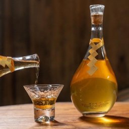 JOCHU Gold MIZUNARA JINSEKI 41Premium　桐箱 〔710ml〕 リキュール 日本酒 お取り寄せ 純米酒 和酒 アルコール飲料