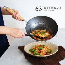 63 ロクサン tsumame 窒化鉄 中華鍋 27cm[鉄フライパン 深型 持ち手 木製 ガス火対応 ガスコンロ IH でも使える ハンドル おしゃれ 鉄製 鉄 ガス対応 IH対応 日本製 油ならし不要 油引き不要]