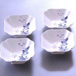 ウエッジウッドWEDGWOODストロベリーブルームインディゴスクエアボウル　４枚セット【ブランド食器セット】【御結婚御祝・内祝・新築御祝・還暦御祝・御礼・寿・ギフト包装可能】
