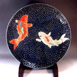 【有田焼 陶芸家 藤井錦彩作】有田焼美術品 鉄釉金彩鯉絵飾り大皿 文字入れ可能な木箱入り（伝統工芸品・絵皿・飾皿・法人ギフト）