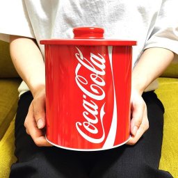 小物入れ コカコーラ 蓋付き おしゃれ 6"ラウンドトップ キャニスター 保存容器 Coca Cola ロゴ 6インチ 収納 アメリカン 雑貨 キッチン レッド インテリア 缶 正規ライセンス品 可愛い カフェ バー 店舗