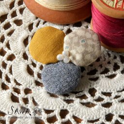 【SAWA サワ × merinomi メリノミ】 オリジナル生地「木の実と小さな蝶」三つ花 ブローチ (ms-bro-44)アクセサリー レディース コサージュ おしゃれ ハンドメイド ナチュラル シンプル おしゃれ ナチュランド 人気 30代 40代 50代 60代 母の日 クリスマス ギフト プレゼント