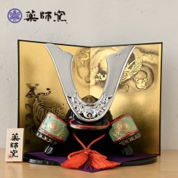 錦彩出世兜（銀耀・龍虎屏風付） 5773 五月人形 薬師窯 コンパクト 玄関 陶器 兜 兜飾り おしゃれ ５月人形 モダン こどもの日 飾り 置物 子供の日  端午の節句 初節句 男の子 さつき人形 可愛い カワイイ こいのぼり 鯉のぼり マンション 縁起 出産祝 誕生日 プレゼント