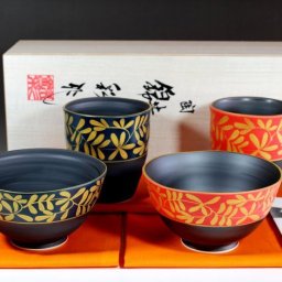 有田焼 陶芸家 藤井錦彩作 艶消し黒釉金彩唐草文様 飯碗・湯呑みセット 文字入れ可能な木箱入り（御祝い・父の日・母の日・夫婦茶碗・湯飲み・湯呑み・ご飯茶碗）