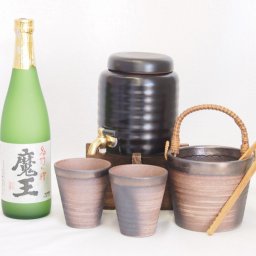 本格焼酎サーバー1000cc(18cm×24cm 1kg)萬古焼ペアカップ氷入れ竹トングセット白玉醸造 本格芋焼酎 名門の絆魔王 (鹿児島県) 720ml×1本