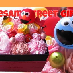 エルモ入り 花束風 ギフト レインボーローズ プリザーブドフラワー入り 箱を開けてサプライズ ボックス エルモ クッキーモンスター ビッグバードおまかせ1個入り