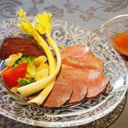 御室 米沢牛ローストビーフ290g 送料無料 内祝い 肉 お返し お肉 お歳暮 誕生日 お祝い 結婚祝い 熨斗対応可