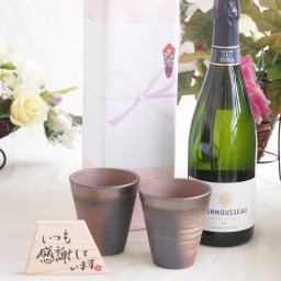 贈り物ギフトセット 榮田 清峰作直筆メッセージ木片付ペアカップセット(陶芸作家安藤嘉規作 日本製萬古焼き)　シャンパン　モンムソー JMクレマン・デゥ・ロワール750ml（フランス）