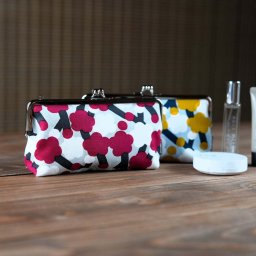 【がま口】横型 小 ウォレットポーチ 手染め帆布 綿100% 京都職人仕上げ 梅柄 Fuwa Market オリジナル ギフト プレゼント 誕生日 クリスマス 入学祝い 進学祝い 就職祝い 母の日 ホワイトデー お礼 記念日 お祝い【ラッピング無料】